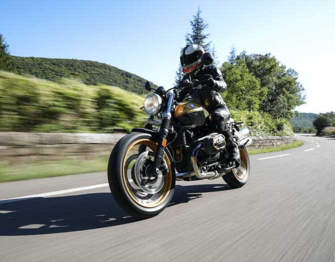 Petit Motard Protection Moto Sur Une Moto Pour Enfants Tient — Photo  éditoriale © bukhta79 #247219648