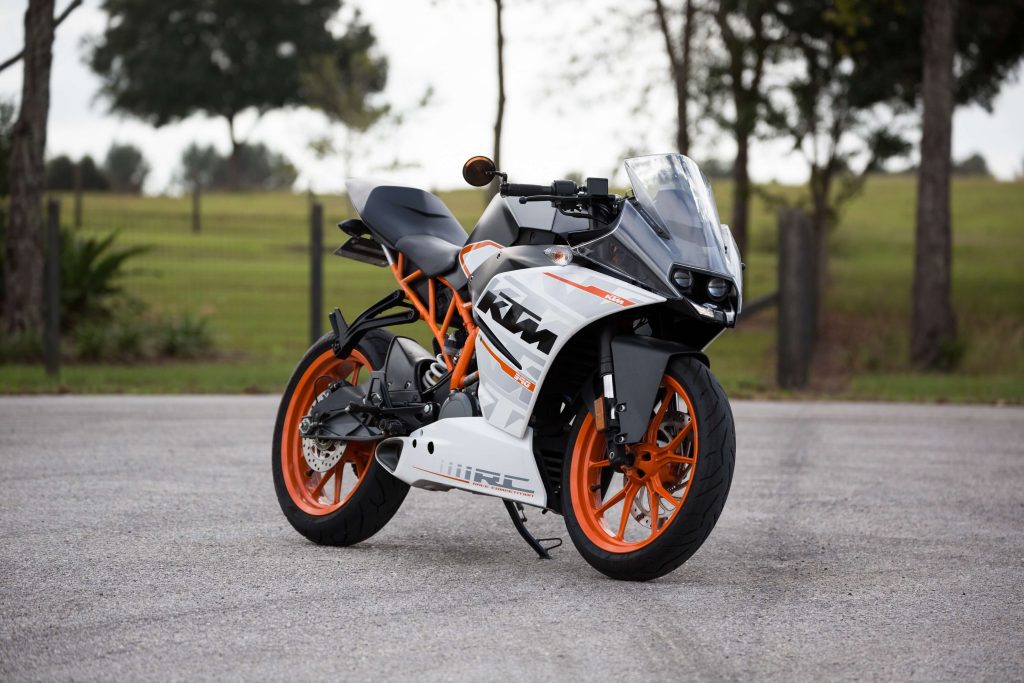 Moto blanche et orange stationnée