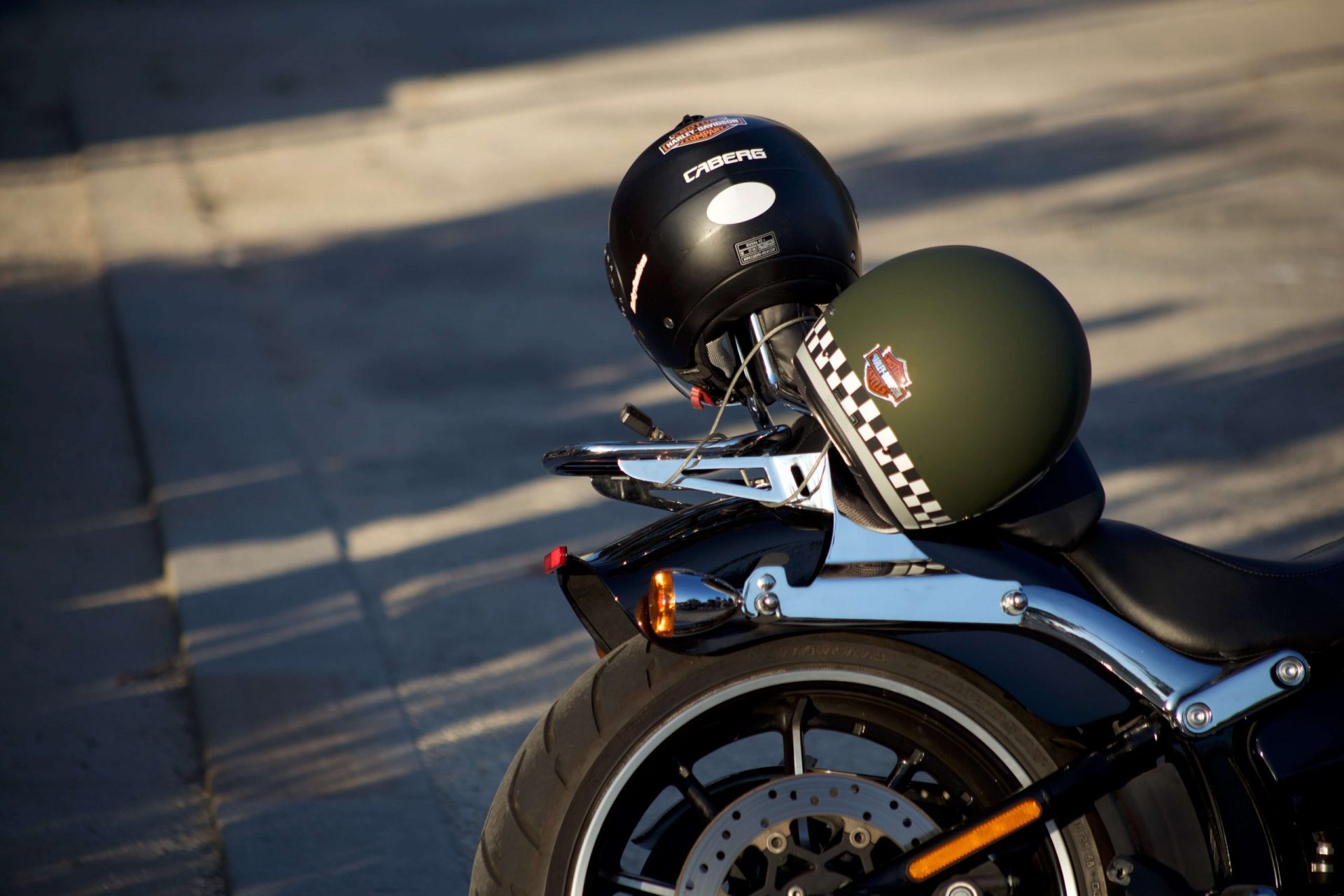 Autocollant casque moto : tout savoir sur la réglementation 