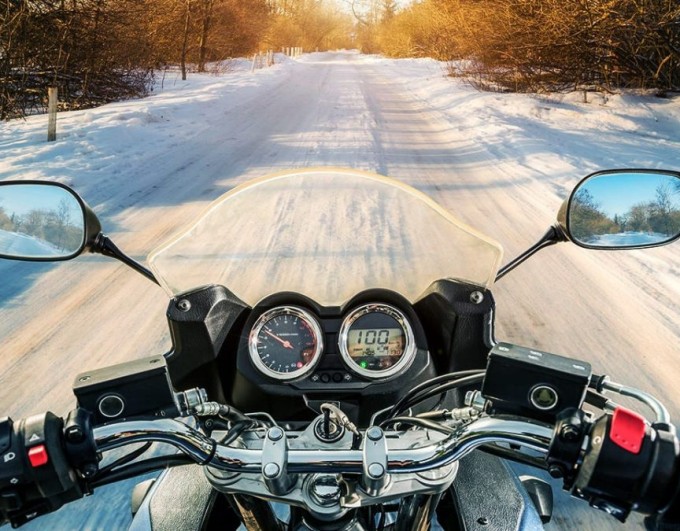 Éviter un accident moto en hiver : toutes nos astuces