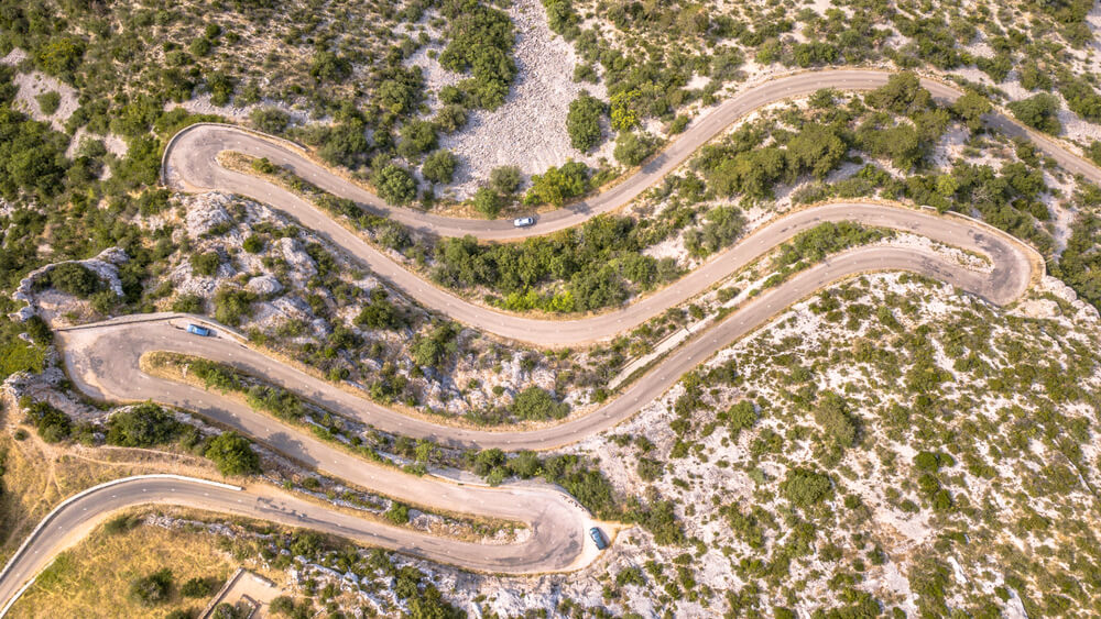 Succession des virages d'une routes des Cévennes