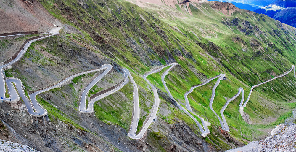 lacets d'une route des Alpes à faire en moto