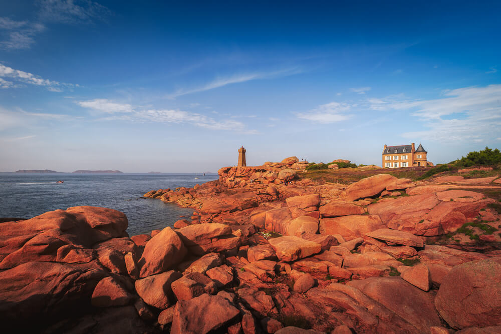 Vue de la côte de Granit Rose depuis la route