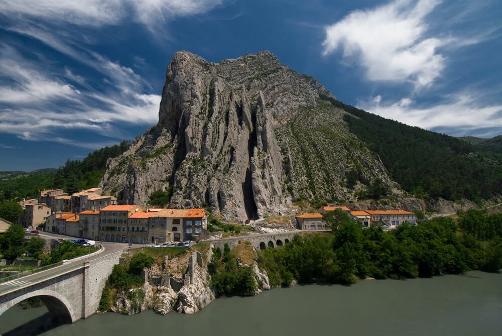 vue d'une montagne depuis la route Napoléon