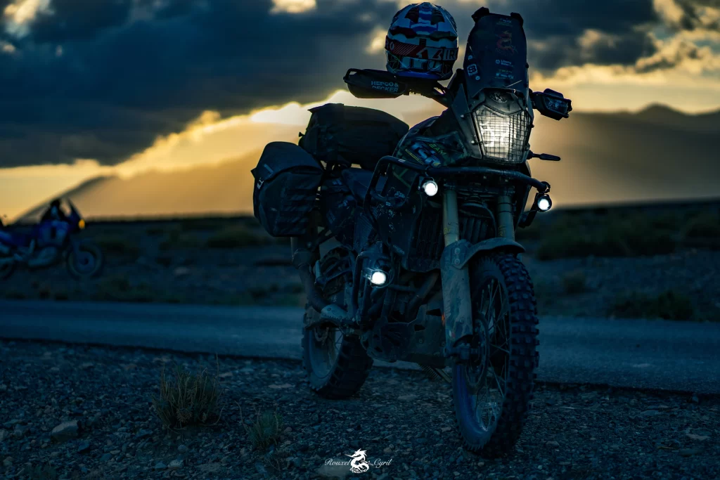 Moto stationnée sur le bord d'une route du Maroc