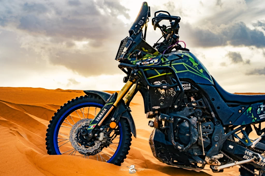 Moto enlisée dans une dune du désert marocain