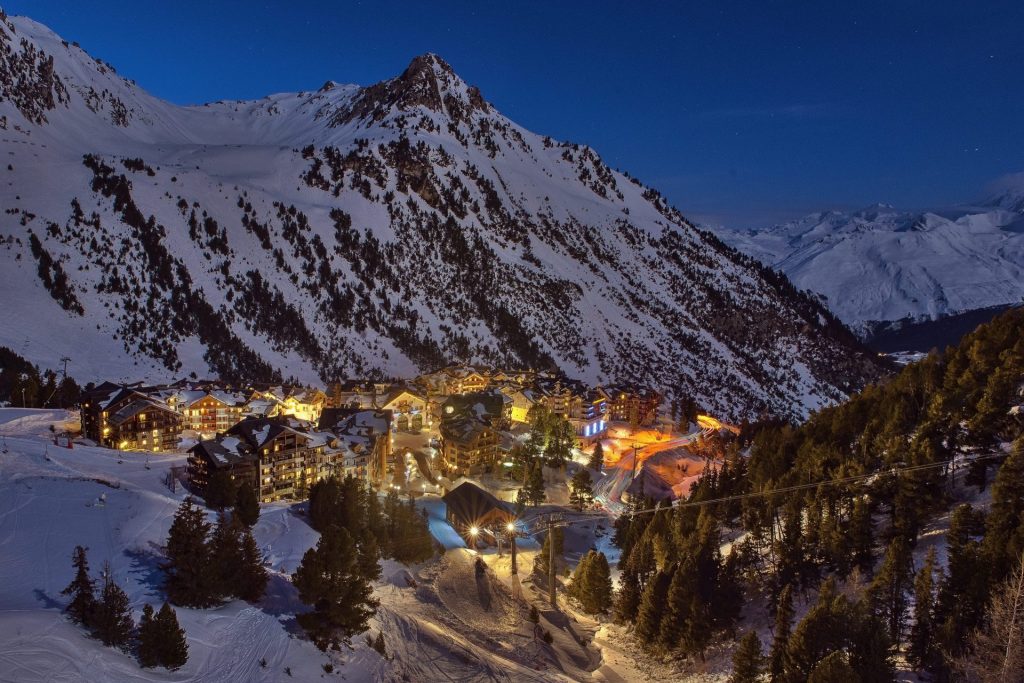 Photo du village de Valloire, l'une des étapes incontournables de la RGA en moto