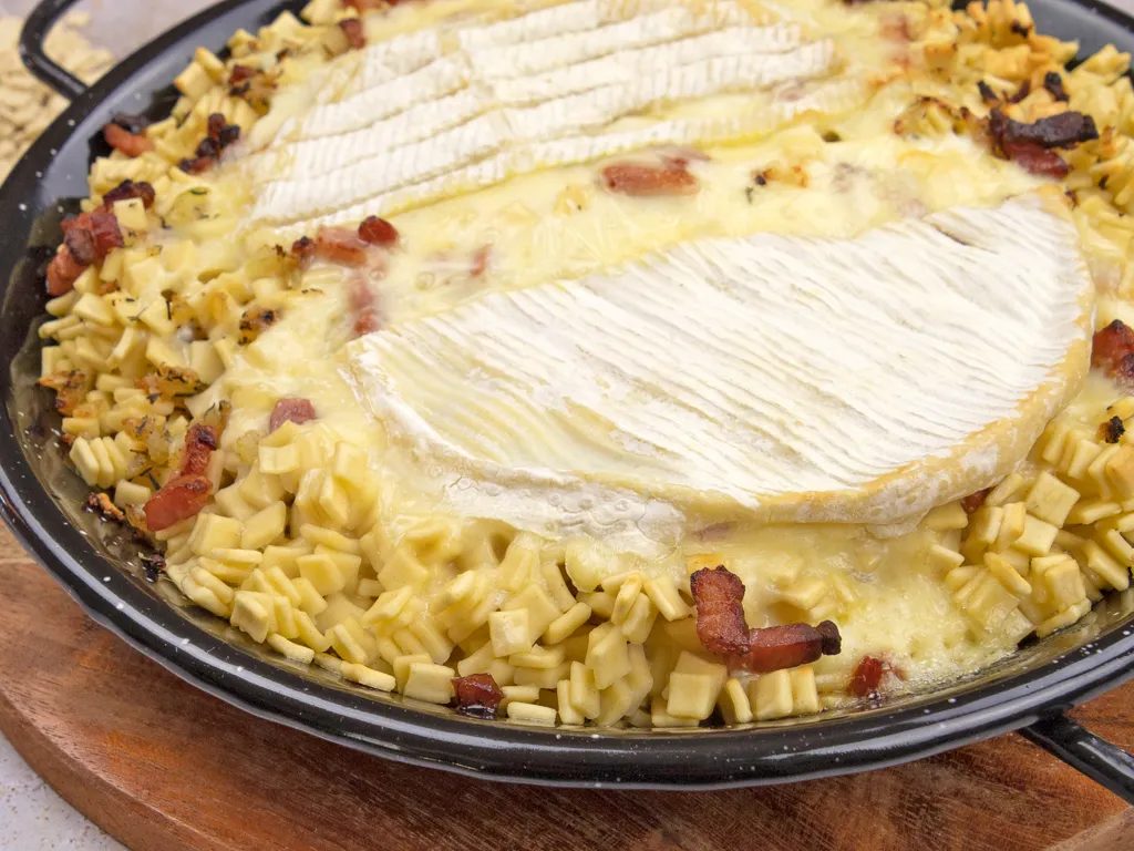 photo d'une croziflette, plat typique de Savoie, idéal à déguster lors d'un roadtrip moto dans ce secteur