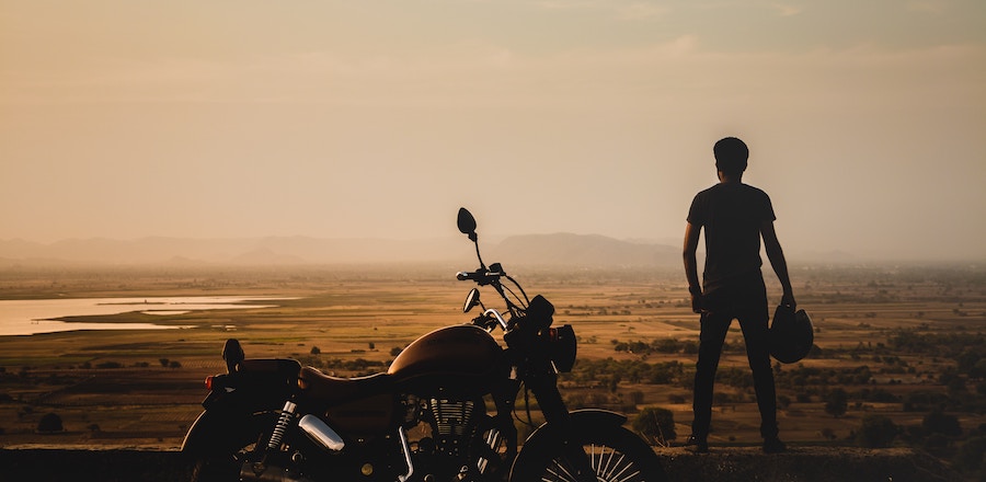 Homme et sa moto
