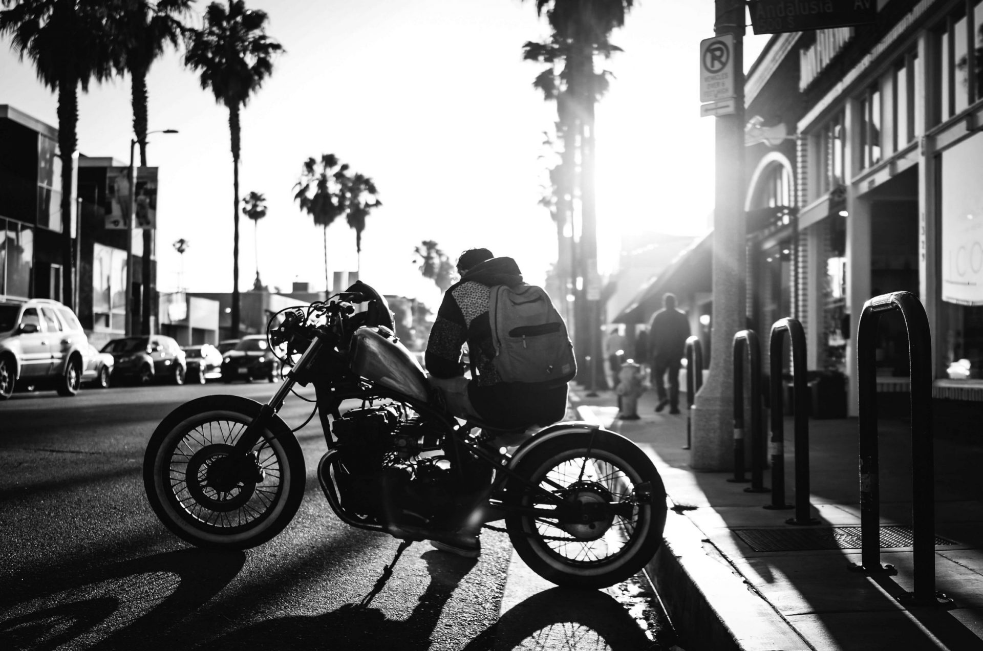 Motard sur sa moto stationnée dans la rue