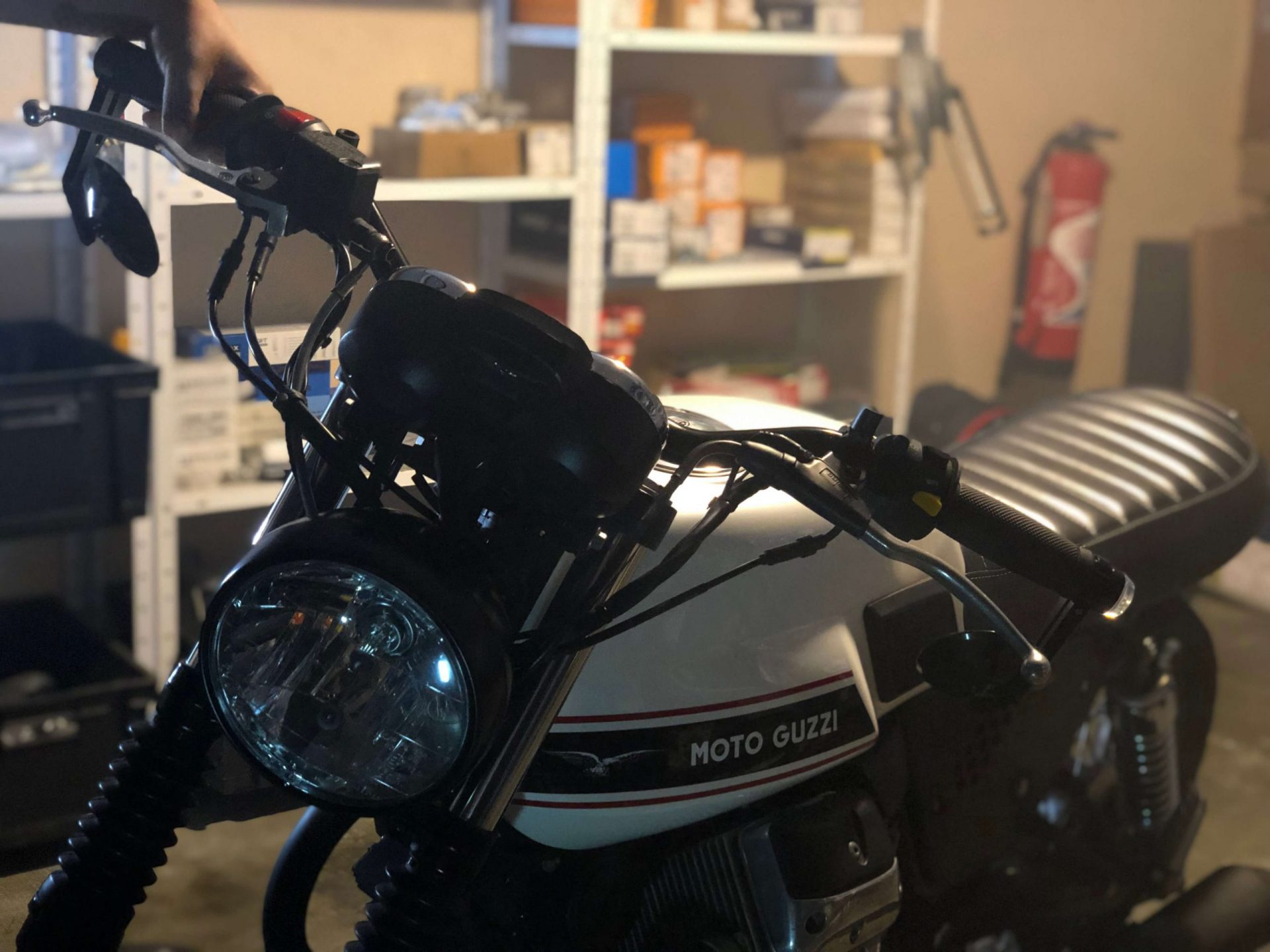 moto stationnée dans garage