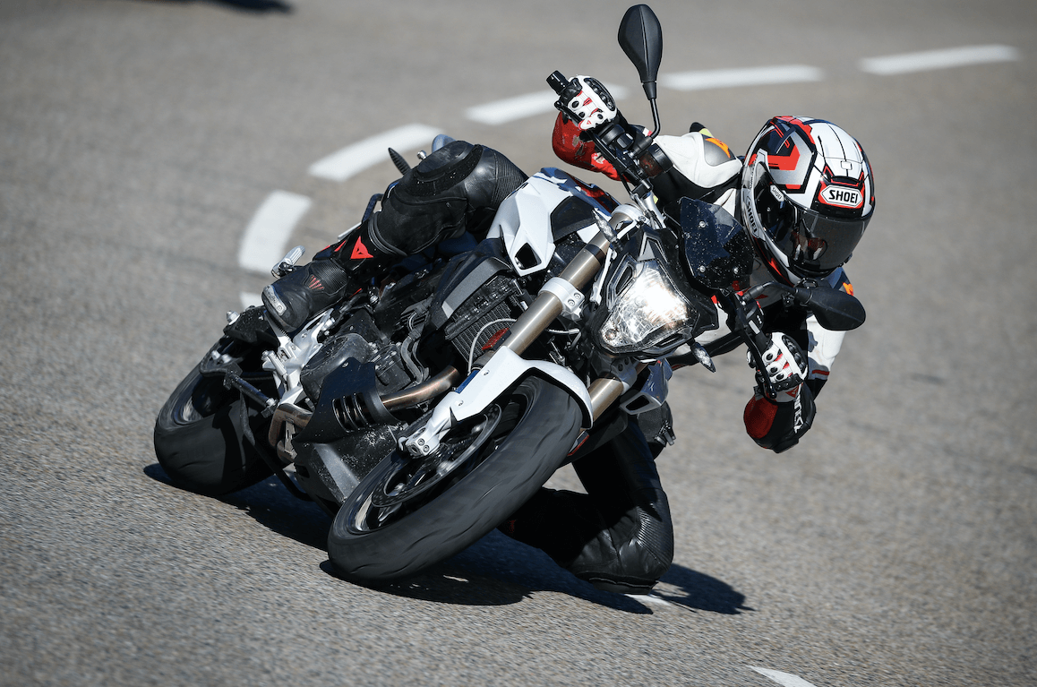 Motard en courbe sur une moto F800R BMW