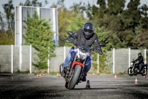 Motard slalomant entre des plots