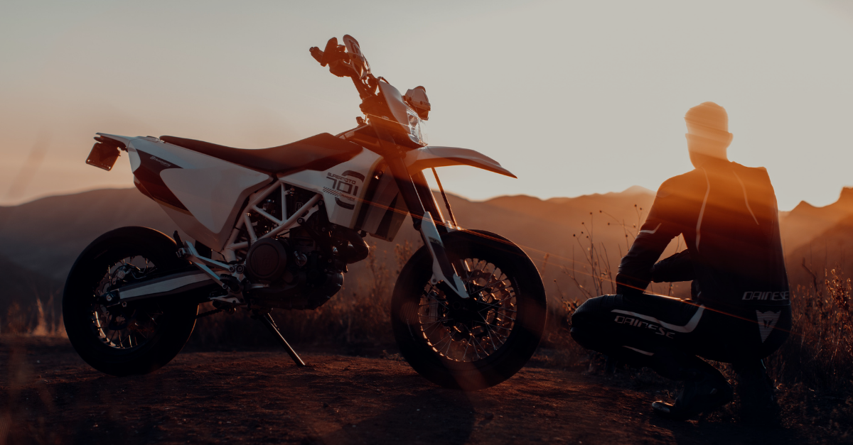 moto coucher de soleil