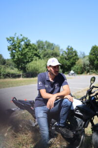 Moniteur de moto école assis sur une moto